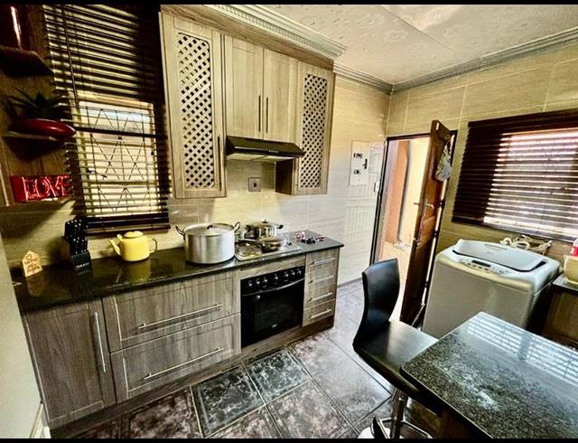 3 BEDROOM HOUSE FOR SALE IN VANDERBIJLPARK CW 2